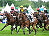 Jockeys reiten beim Deutschen Derby über das Geläuf.