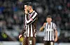 Mathias Pereira Lage hält sich in einem St. Pauli-Spiel die Hand vors Gesicht