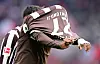 Andreas Hountondji zieht sich das St. Pauli-Trikot aus