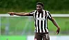 Oladapo Afolayan zeigt in einem St. Pauli-Spiel nach vorne