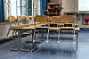 Dieses Klassenzimmer ist leer. Neue Zahlen zeigen, wie oft der Unterricht in Hamburg ausfällt.