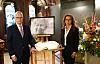 Peter Tschentscher (SPD), Erster Bürgermeister und Präsident des Senats der Freien und Hansestadt Hamburg, und Carola Veit (SPD), Präsidentin der Hamburgischen Bürgerschaft, stehen am Kondolenzbuch in der Rathausdiele im Rathaus vor einem Bild der gestorbenen Queen Elizabeth II.