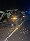 Auto kollidiert mit Brückengeländer des Auebachs in Bad Zwischenahn.