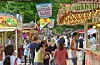 Bunte Stände auf dem Sommerfest im Harburger Stadtpark