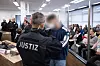 Ein Angeklagter (r.) im Prozess um den Juwelenraub im Grünen Gewölbe wird in den Verhandlungssaal im Landgericht geführt.