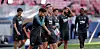 Ludovit Reis (l.) beim Warmmachen mit Landsmann Frenkie de Jong vor dem Champions-League-Spiel gegen die Bayern
