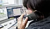 Eine Mitarbeiterin des Diakonischen Werks Hamburg führt ein Telefonseelsorge-Gespräch.