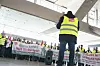 Streikende mit Plakaten und Warnweseten