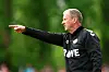 Norderstedt-Trainer Elard Ostermann zeigt nach links