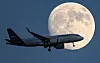 Flugzeug in der Nacht