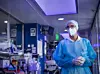 Ein Mitarbeiterin der Intensivstation des Universitätsspitals in Lausanne – fast 80 Prozent der Schweizer Intensivbetten sind bereits belegt.