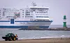 Das Fährschiff „Tinker Bell“ der Reederei TT-Line läuft am Morgen in den Seehafen Rostock ein.