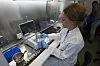 Anja Gummesson von der Unimedizin Rostock untersucht eine Probe auf ihren Wirkstoff.