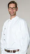 Oberarzt Matthias Wolff im Arztkittel