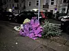 Rosa Mülltüten auf der Straße