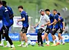 HSV-Trainer Steffen Baumgart spielt im Training einen Pass