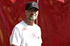 Jürgen Klopp im weißen Liverpool-Tshirt und schwarzer Liverpool-Cup.