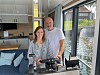 Mareijke und Heiko Buhr auf einem ihrer Hausboote.