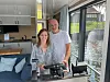 Mareijke und Heiko Buhr auf einem ihrer Hausboote.