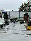 Einsatzkräfte des Cleveland Police Departments sind auf dem Firmengelände von Barku.
