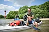 Mann sitzt auf einem SUP auf der Elbe