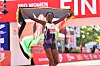 Ruth Chepngetich jubelt mit Kenia-Fahne