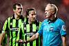 Mauricio Taricco, hier im Trikot seines Ex-Klubs Brighton Hove & Albion, in Diskussionen mit dem Schiedsrichter