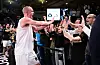 Seth Hinrichs jubelt mit Towers-Fans