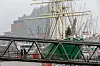 Die Elbphilharmonie liegt im Dunst hinter den Museumsschiffen „Rickmer Rickmers“ und „Cap San Diego“ im Hamburger Hafen.