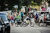 An der Grundschule Rothestraße macht die Fahrradkolonne eine kurze Kehrtwende. Mit dabei im Anhänger: Eine Musikbox und ein Plakat mit der Aufschrift „Bicibus“.