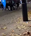 Eine ganze Gruppe von Männern prügelt auf ihr Opfer ein.