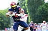 Hamburg-Sea-Devils-Spieler Stanley fängt einen Touchdown gegen Berlins Jonas Gacek