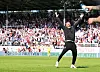 HSV-Trainer Tim Walter reißt die Arme zum Jubel in die Höhe.