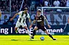 Tim Kleindienst von Borussia Mönchengladbach (l.) und Eric Smith vom FC St. Pauli (r.) im Kampf um den Ball