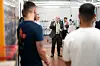 Ties Rabe (M, SPD), Bildungssenator von Hamburg, spricht während eines Pressetermins mit Schülern der Beruflichen Schule für Holz, Farbe und Textil.