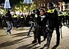 Ein Fan wird von zwei Polizisten festgehalten