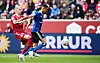 Düsseldorfs Jory de Wijs gegen HSV-Stürmer Robert Glatzel