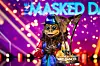 Die siegreiche Figur „Der Affe“ steht in der Prosieben-Show „The Masked Dancer“ neben seinem Siegerpokal.