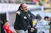 Frank Schmidt gestikuliert bei einem Spiel des 1. FC Heidenheim