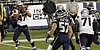 Jakob Johnson (l) von den New England Patriots fängt einen Touchdown-Pass.