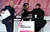 Sahra Wagenknecht wird von einem Personenschützer von der Bühne gebracht.