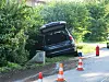 Der BMW wurde aus dem Graben gezogen. Fünf Menschen, darunter drei Kinder, hatten sich bei dem Unfall verletzt.