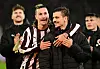 Jackson Irvine herzt Adam Dzwigala