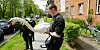 Ein Mitarbeiter des Schwanenvaters bringt den verletzten Schwan in das Schwanenquartier.