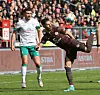 St. Pauli-Profi Leart Paqarada artistisch gegen Werder Bremen