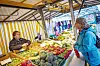 Sigrid Schorsch (70, re) im Gespräch mit ihrer Lieblings-Gemüsehändlerin auf dem Wochenmarkt, der immer dienstags und freitags stattfindet.