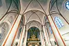 Das neuzeitliche Betongewölbe vom Kirchenschiff aus gesehen. Im Hintergrund die Arp-Schnitger-Orgel von 1693