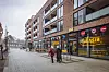 Der „Brado“ (Bramfelder Dorfplatz) ist relativ neu und bietet sowohl Wohnungen als auch Einzelhandel. Auch eine Fahrschule ist hier ansässig.