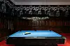 Eine Kunstinstallation rund um einen Billiardtisch