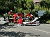 Rettungskräfte versorgen die verletzten Biker auf der Straße Volksdorfer Damm.